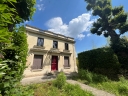 MAISON DE MAITRE sur son jardin de 1380 m² dans un bourg tous commerces